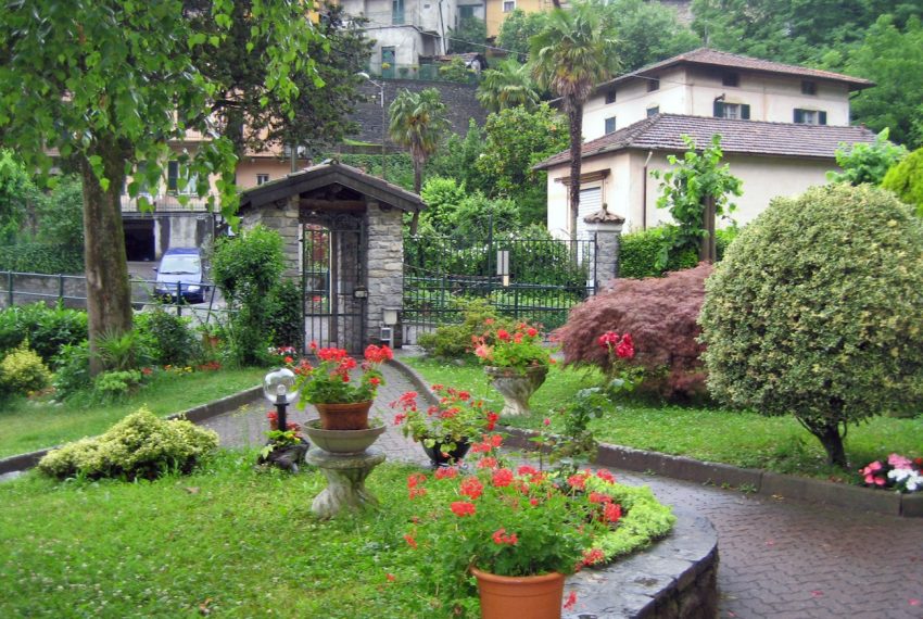 Lake Como Tremezzo apartment in villa with parkland. Only € 75.000 garage included (10)