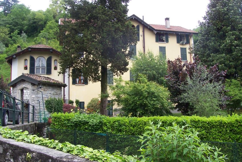Lake Como Tremezzo apartment in villa with parkland. Only € 75.000 garage included (2)
