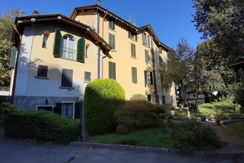 Lake Como Tremezzo apartment in villa with parkland. Only € 75.000 garage included (6)