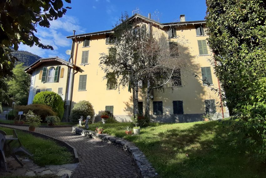 Lake Como Tremezzo apartment in villa with parkland. Only € 75.000 garage included (7)