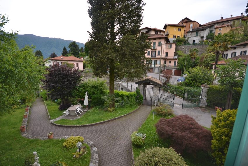 Lake Como Tremezzo apartment in villa with parkland. Only € 75.000 garage included (9)