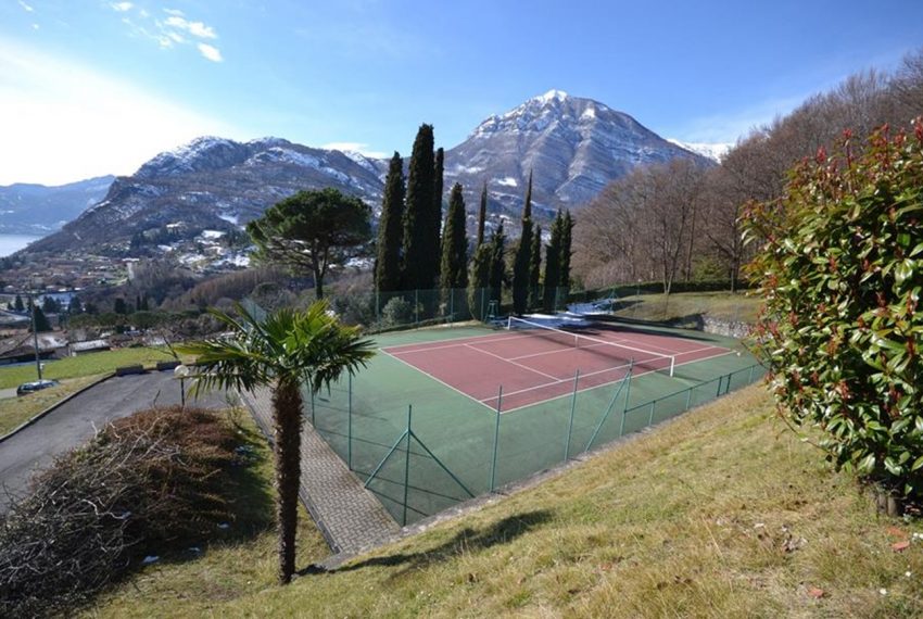 Lake Como Menaggio house in residenc with pool, tennis court and bowling green. Garage and private garden. (14)