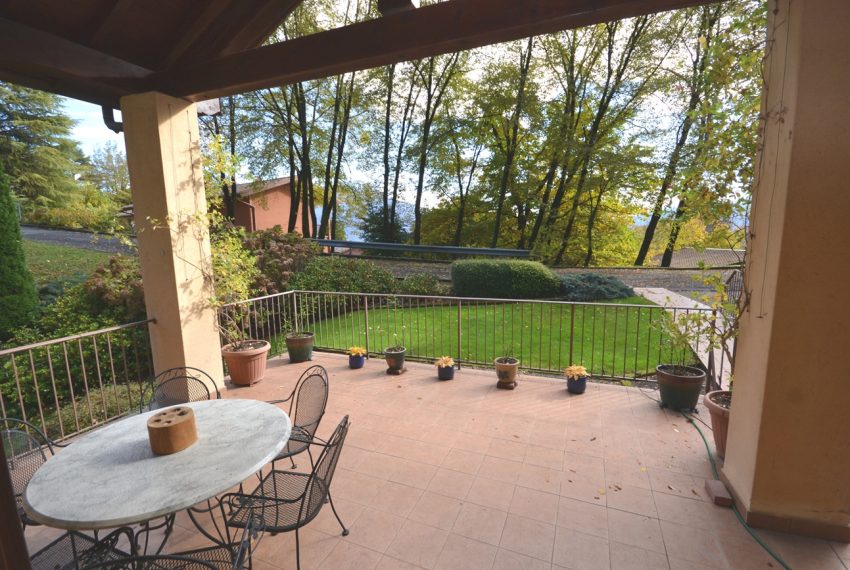Lake Como Menaggio house in residenc with pool, tennis court and bowling green. Garage and private garden. (20)