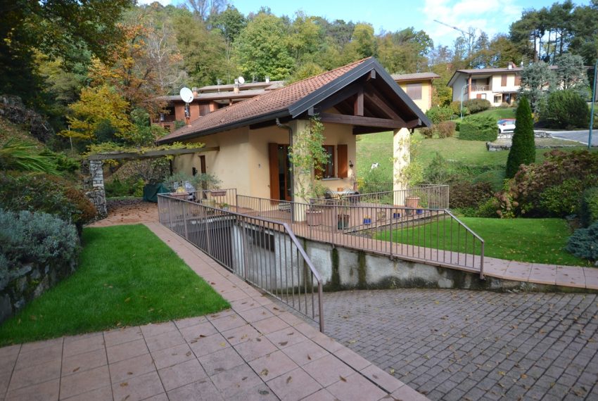 Lake Como Menaggio house in residenc with pool, tennis court and bowling green. Garage and private garden. (21)
