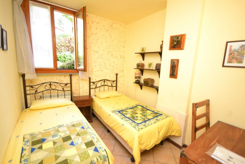 Lake Como Menaggio house in residenc with pool, tennis court and bowling green. Garage and private garden. (5)