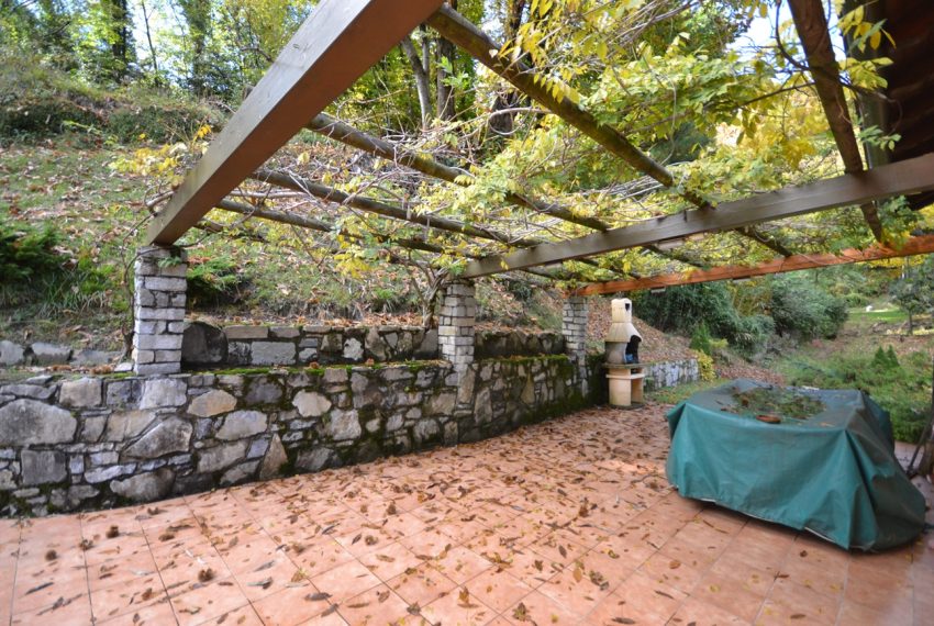 Lake Como Menaggio house in residenc with pool, tennis court and bowling green. Garage and private garden. (8)