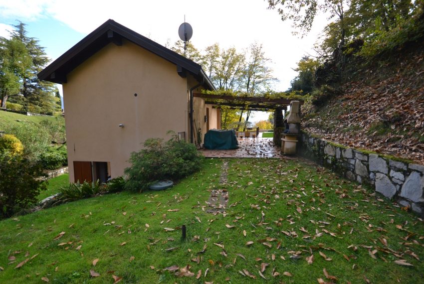 Lake Como Menaggio house in residenc with pool, tennis court and bowling green. Garage and private garden. (9)