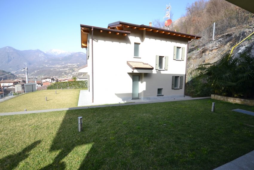 Carlazzo villa with garden, large garage and newly furnished (13)
