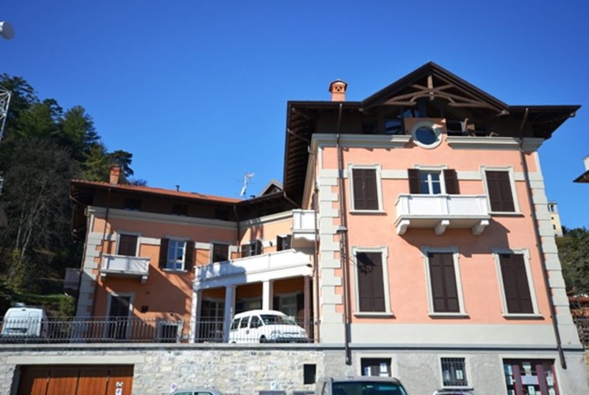 Menaggio apartment in the town centre in period building in lake front position. Lake Como properties (1)