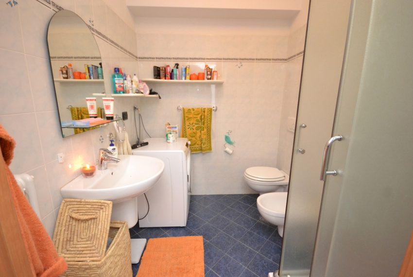 Menaggio apartment in the town centre in period building in lake front position. Lake Como properties (7)