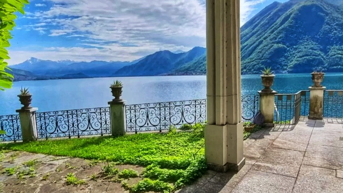 ARGEGNO lake front villa with garden (1)