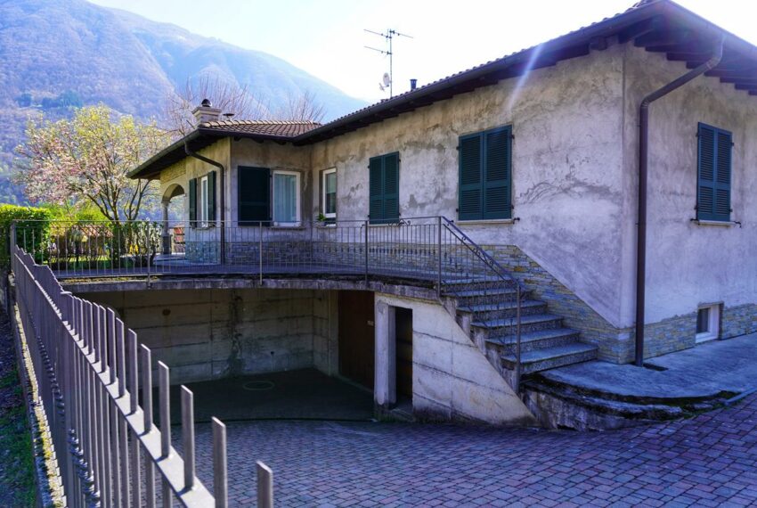 Carlazzo detached villa with garden (18)
