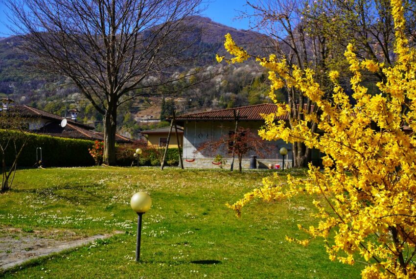 Carlazzo detached villa with garden (19)