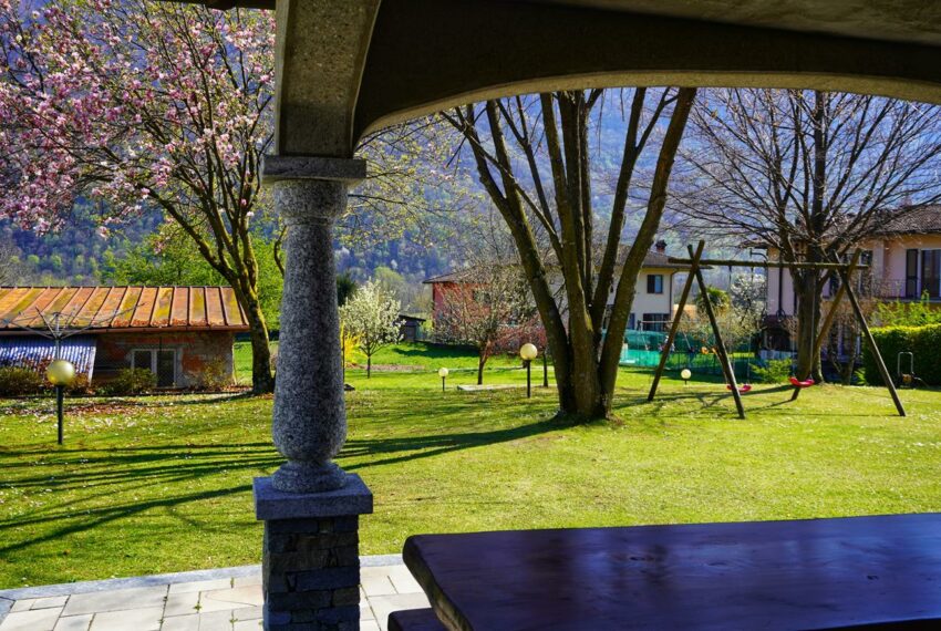 Carlazzo detached villa with garden (4)