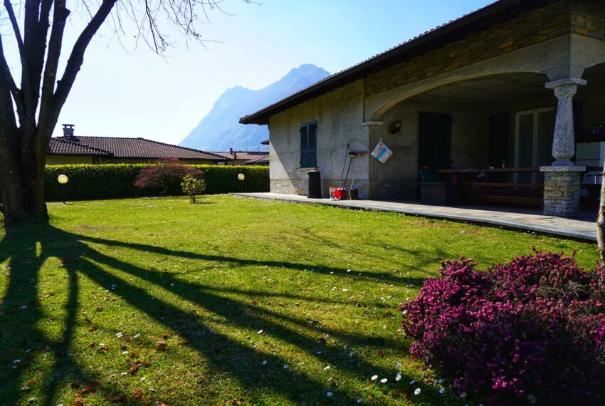 Carlazzo detached villa with garden (5)
