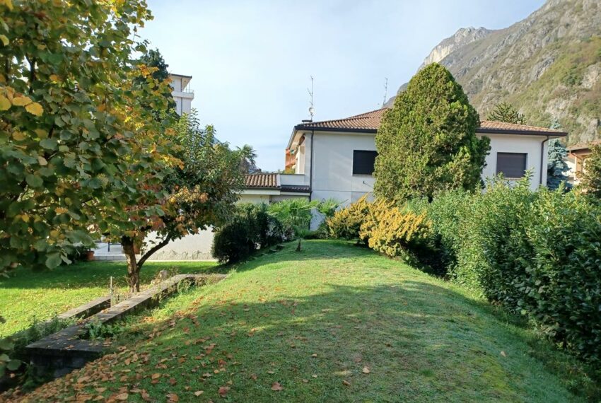 Porlezza vilal for sale in the town centre, with private garden. Lugano Lake (14)