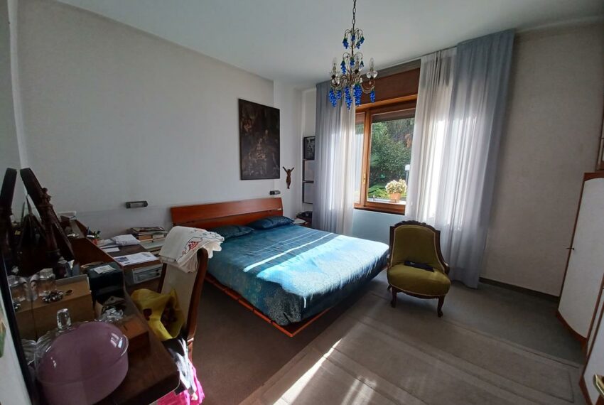 Porlezza vilal for sale in the town centre, with private garden. Lugano Lake (4)