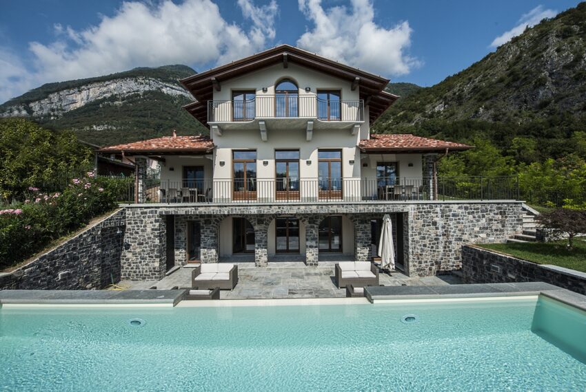 Tremezzo villa for sale with garden, pool and lake view (22)