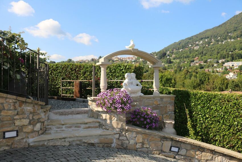 Valle Intelvi villa for sale with parkland and pool (11)