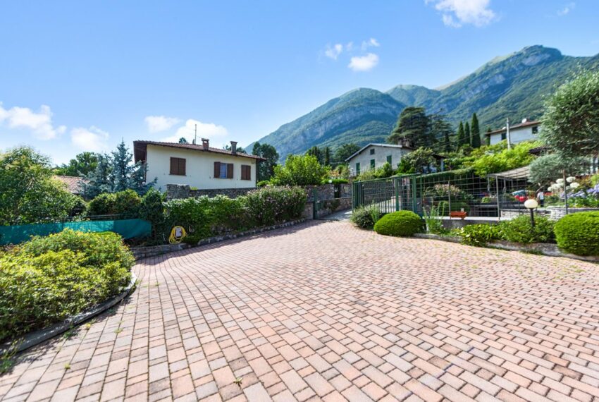 Villa for sale in Tremezzina with large garden (26)