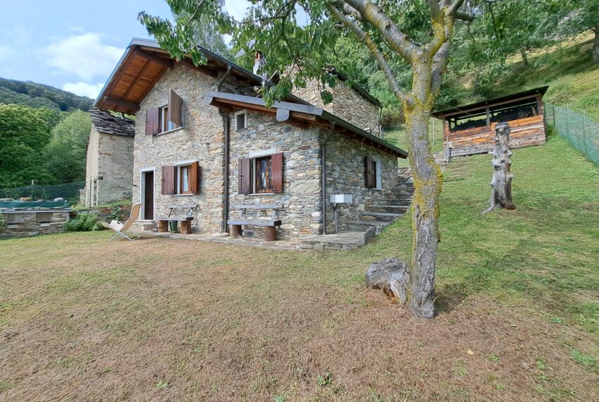 Stone cottage for sale in Livo - Lake Como (1)