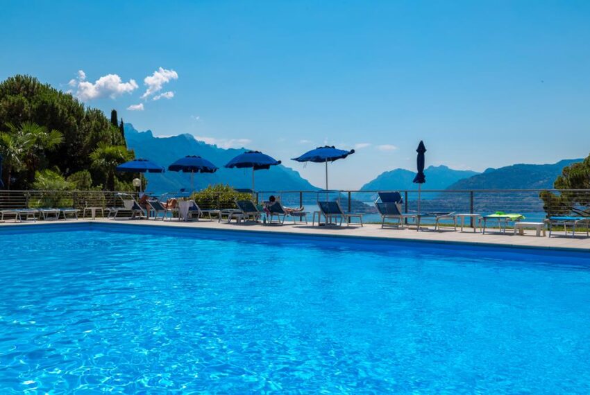Menaggio villetta vista lago, con giardino, in residence con piscina e tennis (60)
