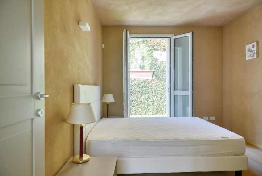 Lake Como Griante. Lake front apartment with terrac and garden (7)